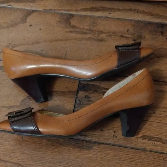Size 7.5 heels - Picture 2 of 3